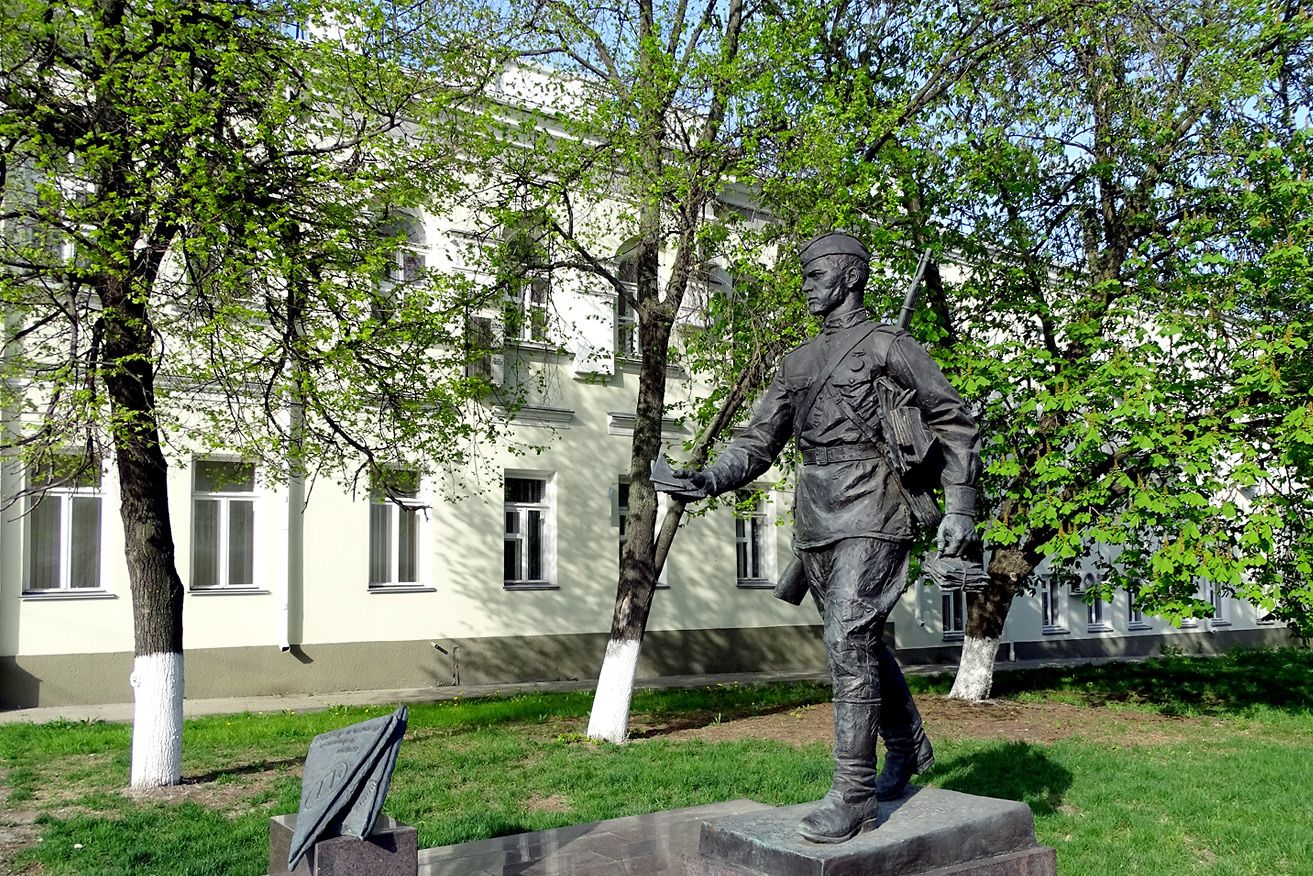 Памятник военному почтальону в Воронеже