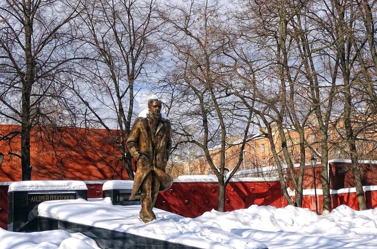 Памятник Платонову