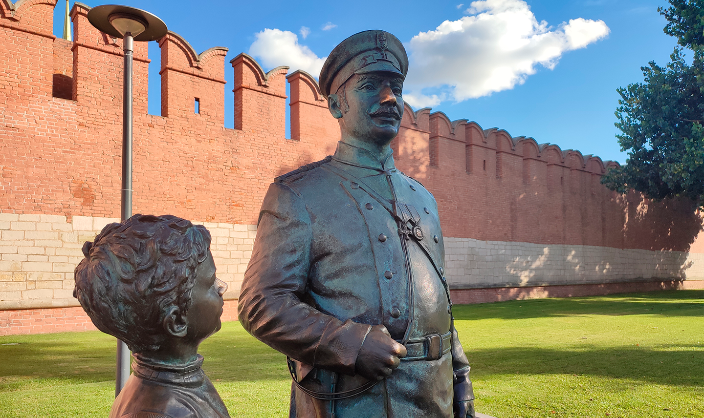 В доме — домовой, а в городе — городовой