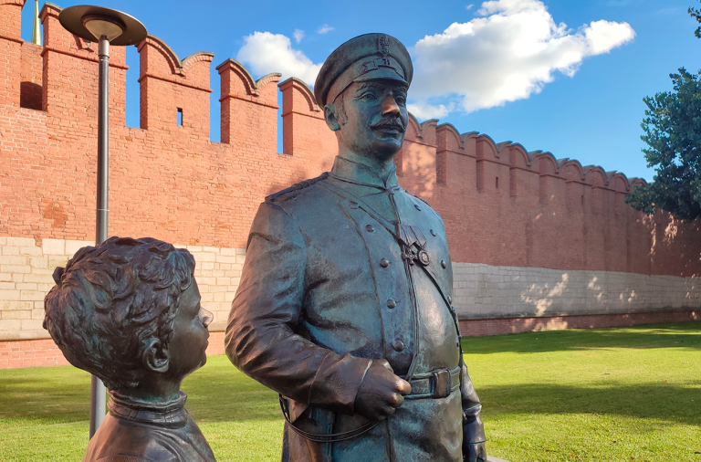 В доме — домовой, а в городе — городовой